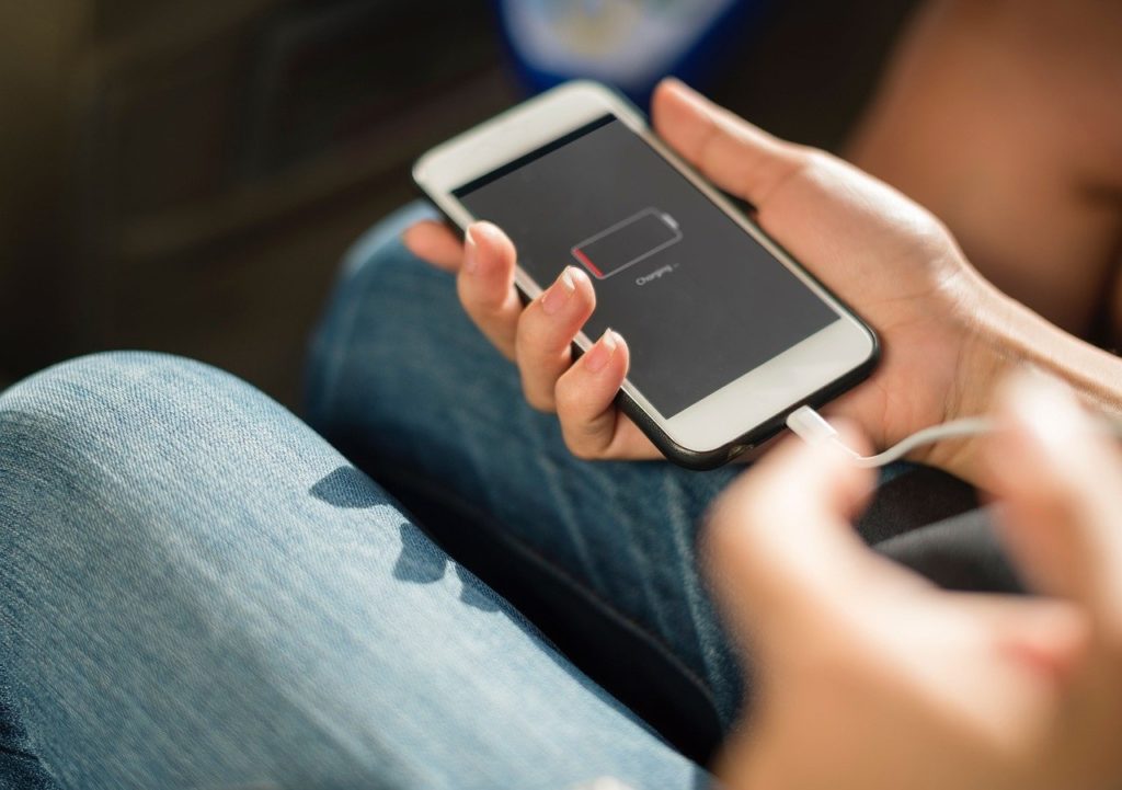 Does the fast charging feature of mobile phones shorten the battery life